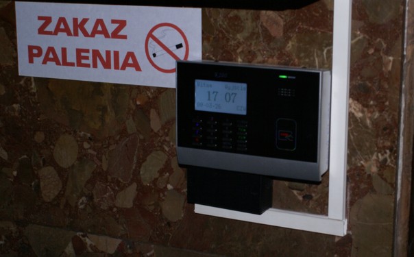 montaż czytnika na płycie granitowej - wymagane przez klienta korytka